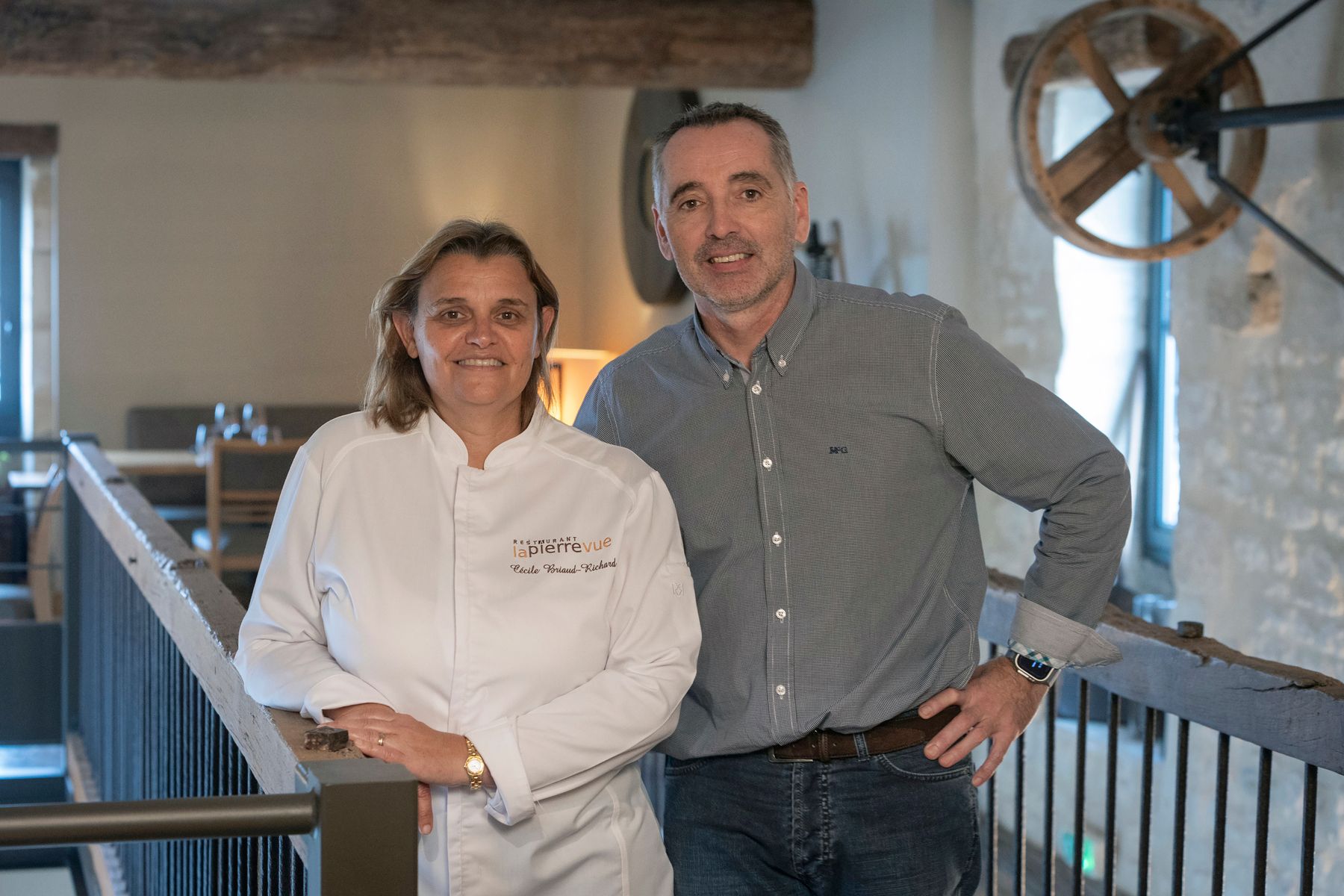 Cécile Briaud Richard, cheffe du restaurant La Pierrevue et son mari à la salle