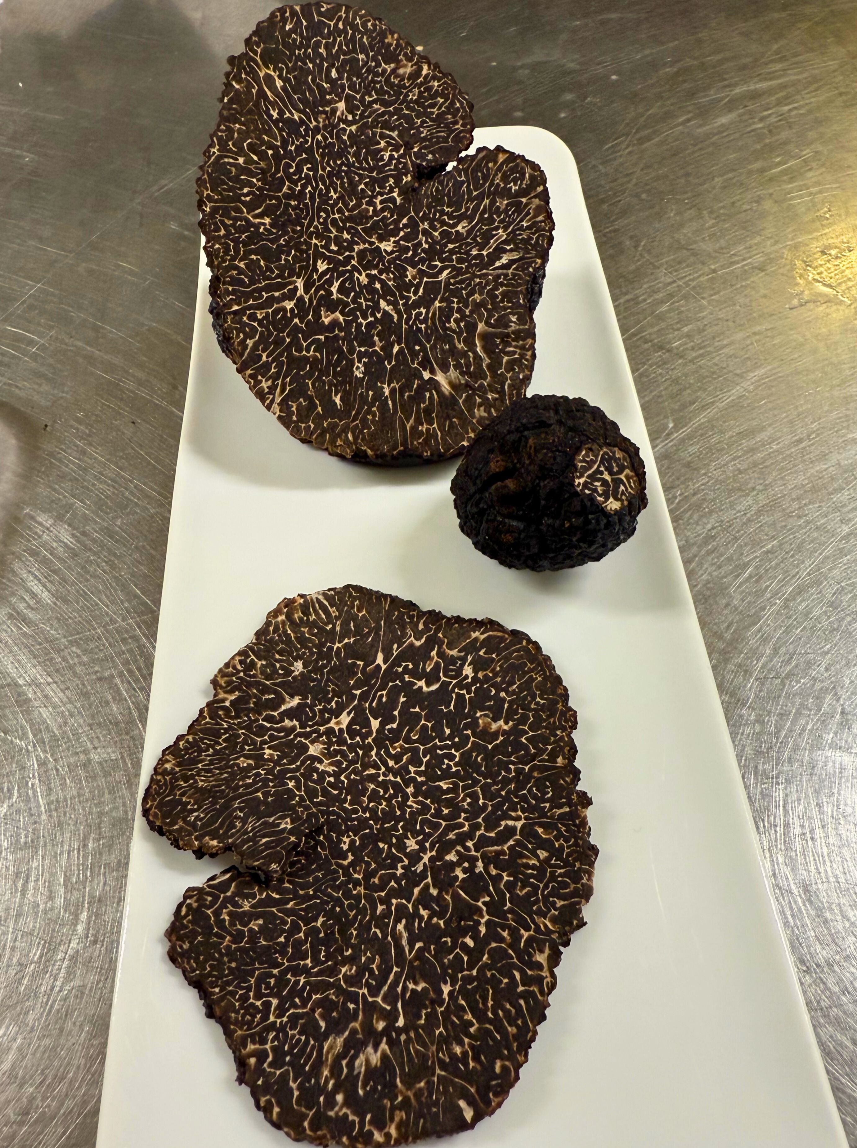 Truffes brutes prêtes à être cuisinées 