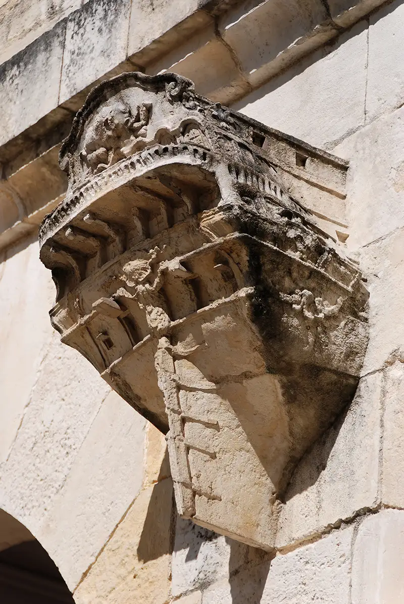 Dans la cour de l’Hôtel de la Bourse, on peut admirer des poupes de navires, et des trophées de Levasseur, sculpteur de l’arsenal à Rochefort.